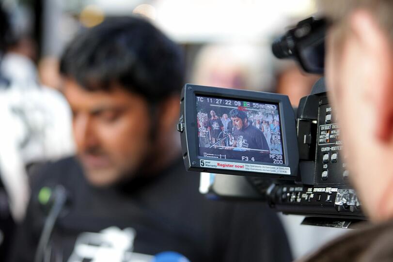 Asylbewerber Sibtain Hussain Nagvi trägt an der Münchner Freiheit die Forderungen der Flüchtlinge vor: die Aufhebung der Residenzpflicht, einen Abschiebestopp, die Anerkennung ihrer Asylanträge und die Schließung aller Asylsuchenden-Lager.