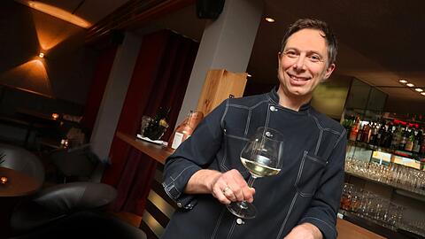 Chefkoch Jürgen Weingarten testet einen der begleitenden Weine zum Menü: Ab Dienstag gibt es im Conti die Ess-Klasse zu genießen.