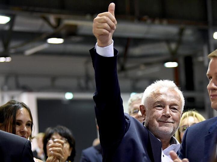 Wolfgang Kubicki, stellvertretender FDP-Parteivorsitzender und Bundesratsvizepräsident, freut sich über seine Wiederwahl beim 70. FDP-Bundesparteitag.