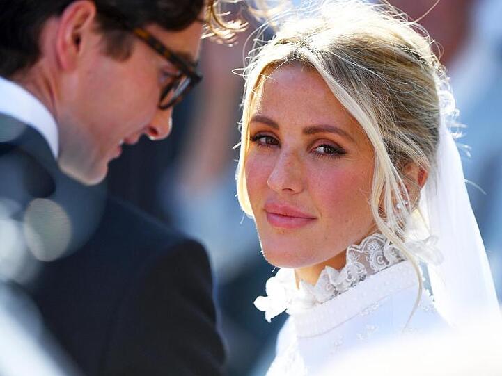 Die Sängerin Ellie Goulding und Caspar Jopling haben in einer mittelalterlichen Kirche geheiratet.