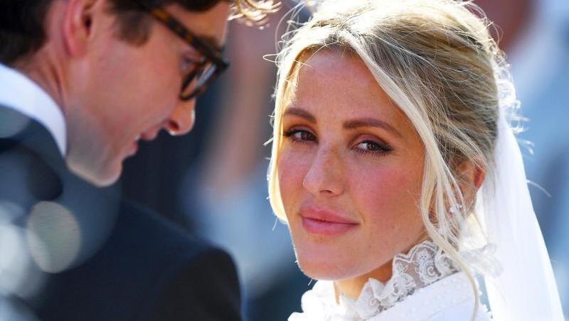 Die Sängerin Ellie Goulding und Caspar Jopling haben in einer mittelalterlichen Kirche geheiratet.