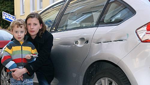 Melanie Wolfgruber mit Sohn Elias (3) vor ihrem beschädigten Auto. Melanie Wolfgruber mit Sohn Elias (3) vor ihrem beschädigten Auto.