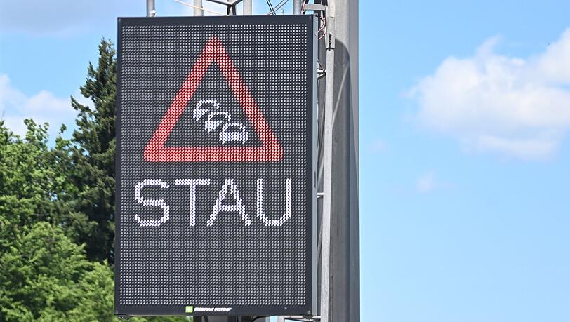 Der Verkehr staute sich nach dem Unfall auf über 30 Kilometern. (Symbolbild)