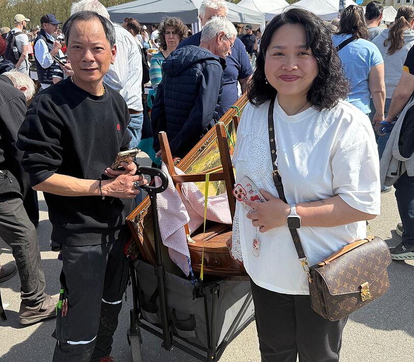 Ming (51, r) und Li (49) kaufen gleich noch f&uuml;r Freunde mit &ndash; Bollerwagen sei Dank l&auml;sst sich alles transportieren.