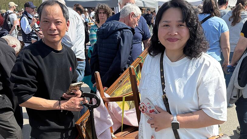 Ming (51, r) und Li (49) kaufen gleich noch f&uuml;r Freunde mit &ndash; Bollerwagen sei Dank l&auml;sst sich alles transportieren.