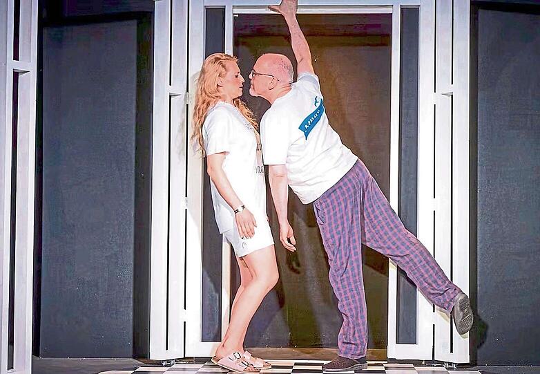 Conny Kraus und Heiko Dietz im Sommer in "Die T&uuml;r nebenan" von Fabrice Roger-Lacan.