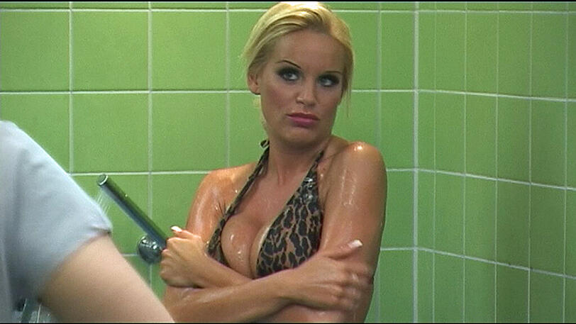 Topmodel-Kandidatin Gina Lisa Lohfink duscht vor den Big-Brother-Kameras und zeigt viel Haut.