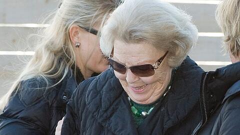 Königin Beatrix bleibt nach dem Lawinenunfall ihres Sohnes Johan Friso länger in Österreich - der Prinz soll sich laut niederländischen Medien nun in der Aufwachphase aus dem küstlichen Koma befinden.