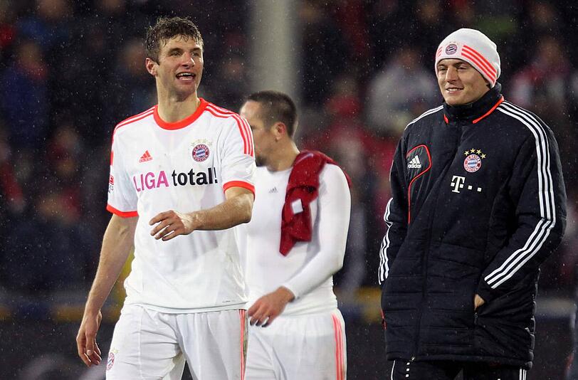 Thomas Müller, Franck Ribéry und Toni Kroos nach dem 2:0-Auswärtssieg des FC Bayern beim SC Freiburg am 14. Spieltag.