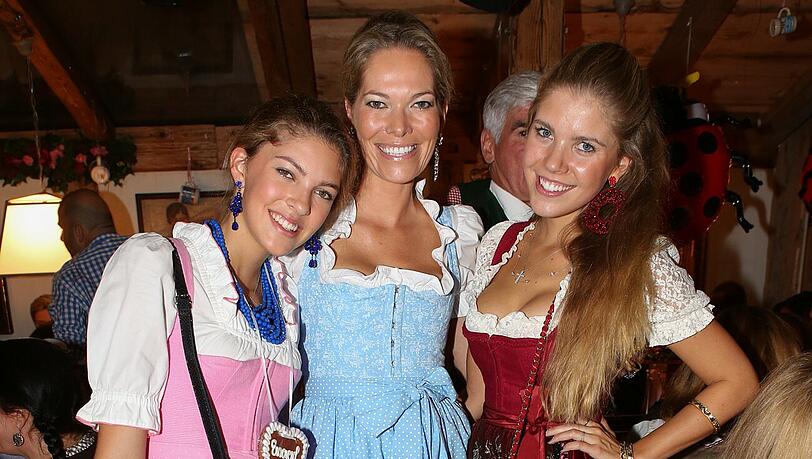 Alexandra Swarowski mit ihren Töchtern Paulina und Viktoria im Käferzelt. Alexandra Swarowski mit ihren Töchtern Paulina und Viktoria im Käferzelt.