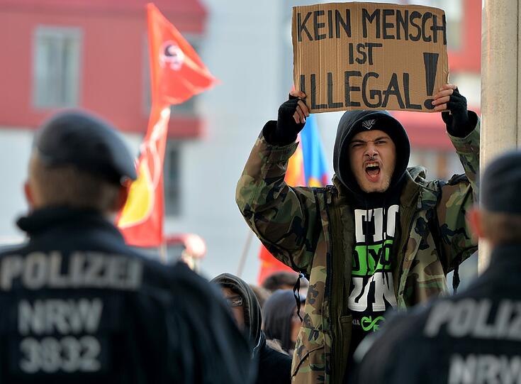 In Köln gingen am Samstag rechte und linke Grupperungen auf die Straße - es wurde hitzig.