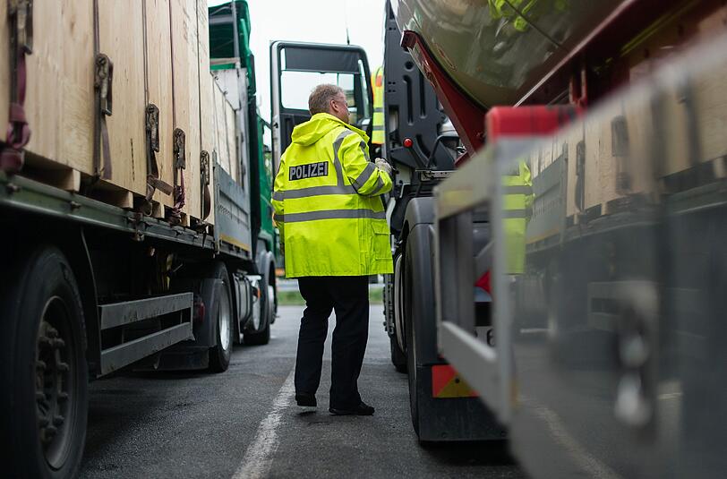 Der Lkw-Fahrer rettete den Flüchtlingen womöglich das Leben. (Symbolbild)