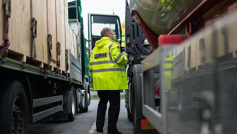 Der Lkw-Fahrer rettete den Flüchtlingen womöglich das Leben. (Symbolbild)