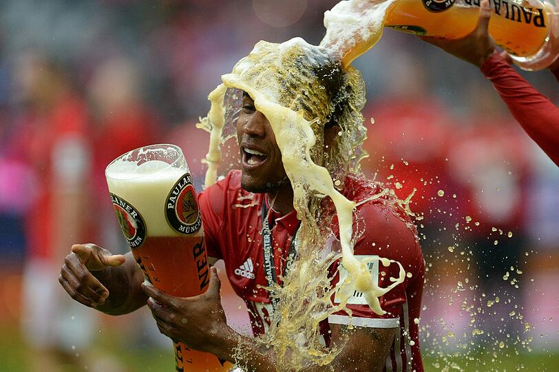 Ein Bayernspieler, dem ein Weißbierhumpen bei der Meisterfeier gekonnt über das Haupt geschüttet wird, gehört traditionell zu den Bildern des Jahres: 2016 ist es Neuzugang Douglas Costa.