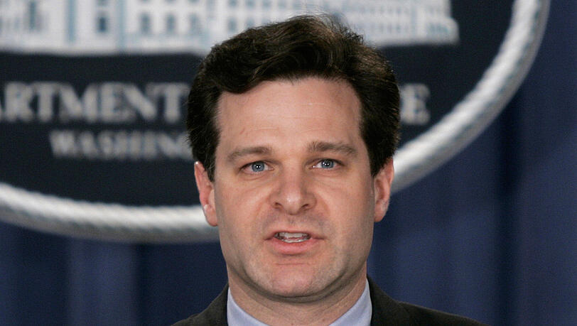 Der damalige stellvertretende Attorney General der US-Regierung, Christopher Wray spricht auf einer Pressekonferenz im Justizministerium in Washington. Der damalige stellvertretende Attorney General der US-Regierung, Christopher Wray spricht auf einer Pressekonferenz im Justizministerium in Washington.