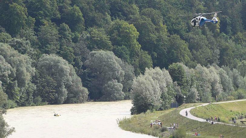 Polizei, Feuerwehr und Rettungsdienst an der Isar auf Höhe der Großhesseloher Brücke. Hier kenterte am Samstagabend ein Schlauchboot mit vier Männern.