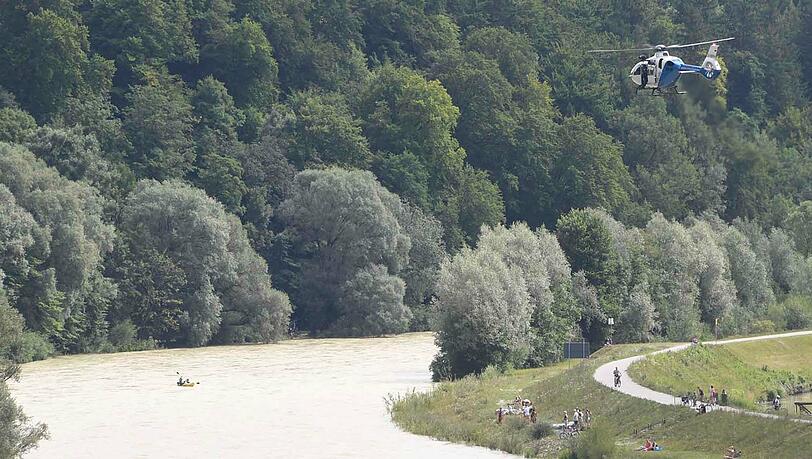 Polizei, Feuerwehr und Rettungsdienst an der Isar auf Höhe der Großhesseloher Brücke. Hier kenterte am Samstagabend ein Schlauchboot mit vier Männern. Polizei, Feuerwehr und Rettungsdienst an der Isar auf Höhe der Großhesseloher Brücke. Hier kenterte am Samstagabend ein Schlauchboot mit vier Männern.