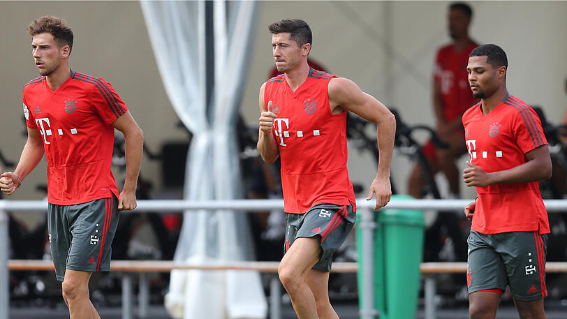 Sangen ein Ständchen zum Einstand: Leon Goretzka (l.) und Serge Gnabry (r.).