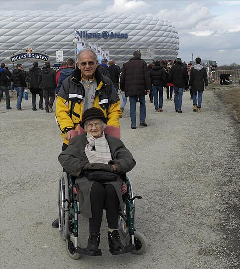&bdquo;Das wollte sie sich nicht entgehen lassen&ldquo;: Rudi Mende mit seiner Mutter Luise vor der Allianz Arena.