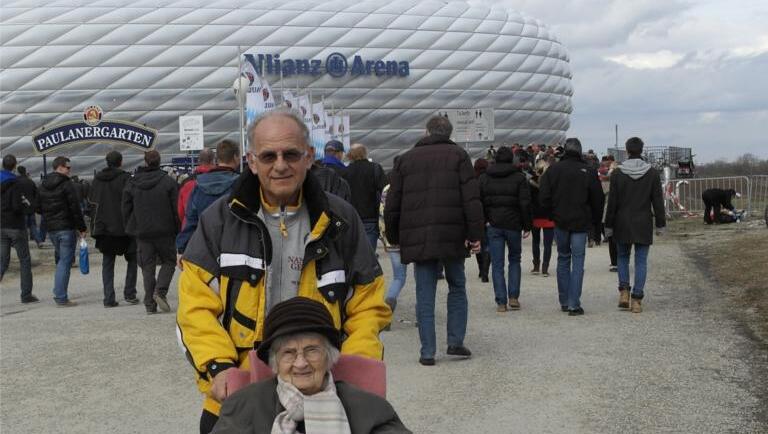 „Das wollte sie sich nicht entgehen lassen“: Rudi Mende mit seiner Mutter Luise vor der Allianz Arena. „Das wollte sie sich nicht entgehen lassen“: Rudi Mende mit seiner Mutter Luise vor der Allianz Arena.