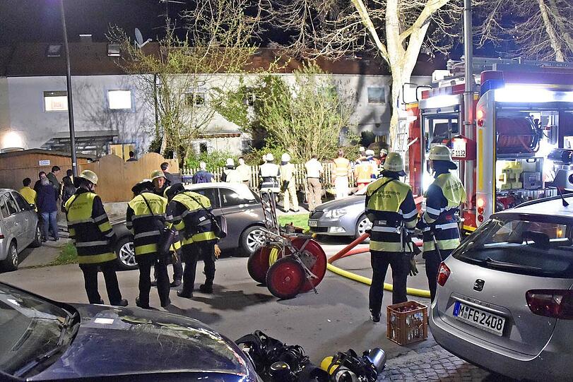 Feuerwehreinsatz in der Theodolindenstraße: Aufmerksame Nachbarn hatten die Feuerwehr gerufen, weil aus dem Wohnzimmerfenster giftiger Rauch quoll.