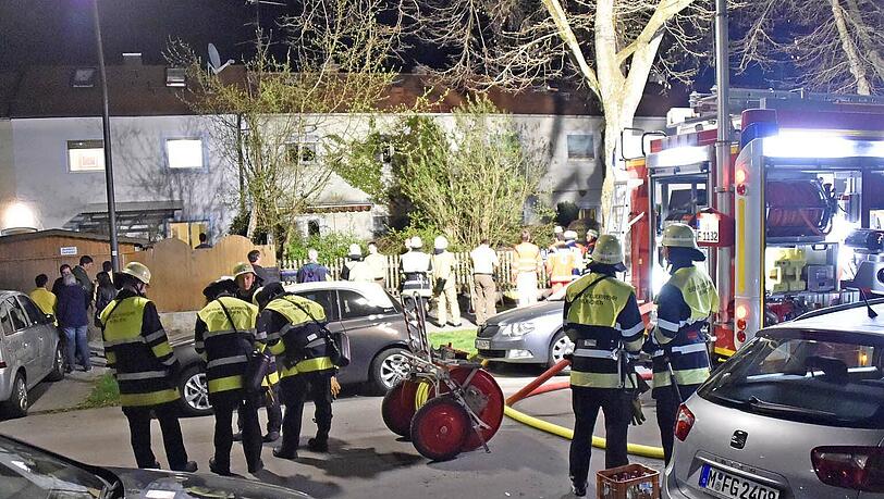 Feuerwehreinsatz in der Theodolindenstraße: Aufmerksame Nachbarn hatten die Feuerwehr gerufen, weil aus dem Wohnzimmerfenster giftiger Rauch quoll. Feuerwehreinsatz in der Theodolindenstraße: Aufmerksame Nachbarn hatten die Feuerwehr gerufen, weil aus dem Wohnzimmerfenster giftiger Rauch quoll.