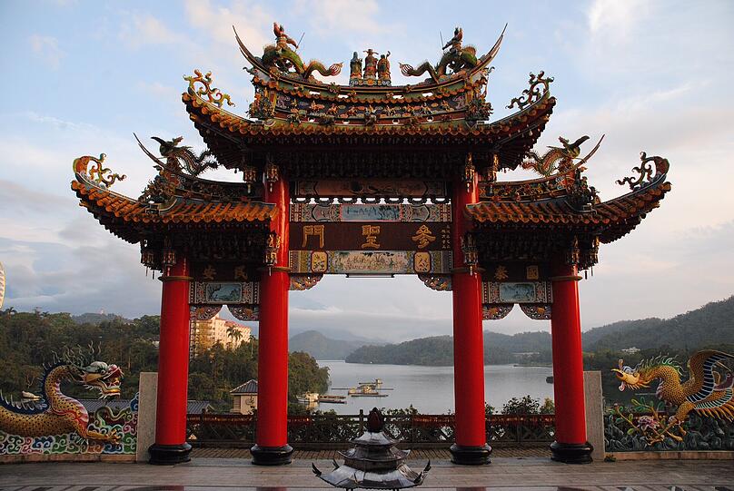Der farbenprächtige Longfong-Tempel ist ein Pilgerort für Paare und Partnersuchende, denn sein Schutz- heiliger gilt als Erfüller von Liebeswünschen.