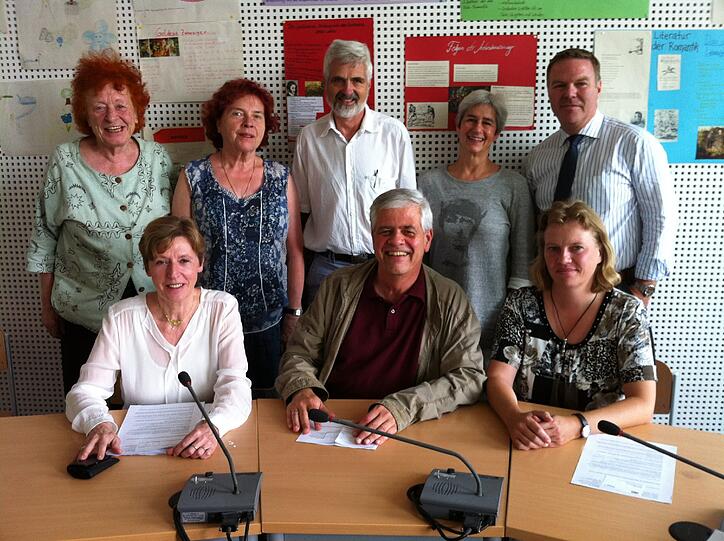 Diese Acht setzen sich fürs Giselagymnasium ein: Schulleiterin Marianne Achatz, Walter Klein (Vorsitzender BA 4) und Ruth Waldmann (MdL SPD, vorn v.l.). Brigitte Gmelin (SPD, BA 4), Ingrid Braunstorfinger (CSU, BA 4), der stellvertretende Schulleiter Gebhard Zinßer, Dagmar Schmidt und Franz Wagner vom Freundes- und Förderkreis der Schule.