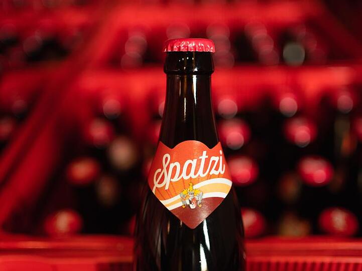 Eine Flasche des Cola-Mix "Spatzi" steht im Lager der Brauerei. Foto: Nicolas Armer/dpa
