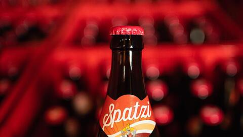 Eine Flasche des Cola-Mix "Spatzi" steht im Lager der Brauerei. Foto: Nicolas Armer/dpa