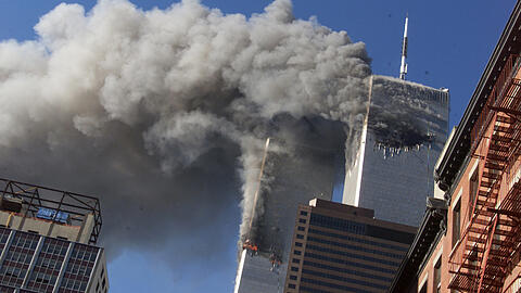 11.09.2001, USA, New York: Rauch steigt aus den brennenden Zwillingstürmen des World Trade Center auf, nachdem entführte Flugzeuge in die Türme in Manhattan geflogen sind.