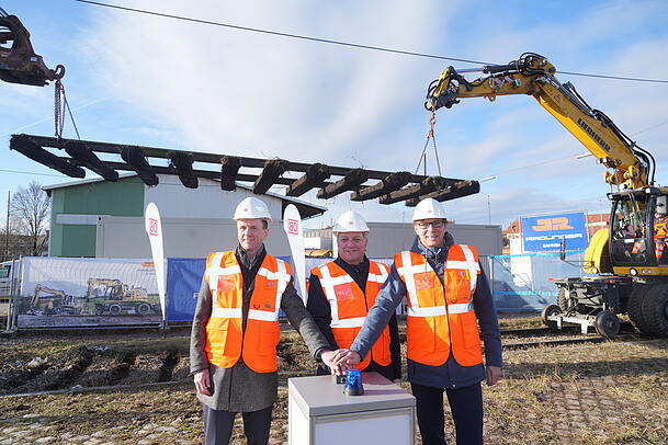 DB-Bayern-Chef Klaus-Dieter Josel, Verkehrsminister Christian Bernreiter (CSU) und Stammstrecken-Chef Kai Kruschinski beim Baustart des neuen Autoreisezug-Bahnhof an der Thalkirchner Straße 81 im vergangenen Jahr. DB-Bayern-Chef Klaus-Dieter Josel, Verkehrsminister Christian Bernreiter (CSU) und Stammstrecken-Chef Kai Kruschinski beim Baustart des neuen Autoreisezug-Bahnhof an der Thalkirchner Straße 81 im vergangenen Jahr.