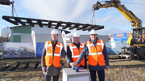 DB-Bayern-Chef Klaus-Dieter Josel, Verkehrsminister Christian Bernreiter (CSU) und Stammstrecken-Chef Kai Kruschinski beim Startschuss zum neuen Autoreisezug-Bahnhof an der Thalkirchner Straße 81.