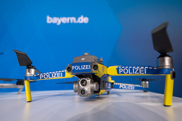 Polizisten stellen nach der Sitzung des bayerischen Kabinetts diverse Polizeidrohnen zur Ansicht für die abschließende Pressekonferenz den Ministerpräsidenten auf.