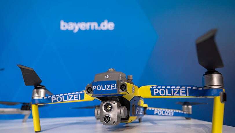Polizisten stellen nach der Sitzung des bayerischen Kabinetts diverse Polizeidrohnen zur Ansicht für die abschließende Pressekonferenz den Ministerpräsidenten auf.