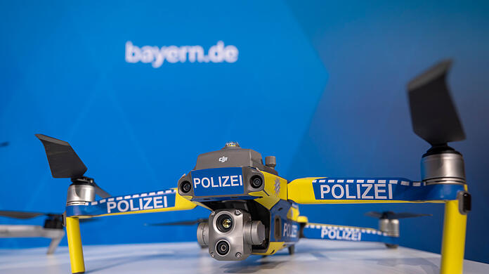 Polizisten stellen nach der Sitzung des bayerischen Kabinetts diverse Polizeidrohnen zur Ansicht für die abschließende Pressekonferenz den Ministerpräsidenten auf.