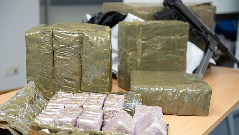 Im Kühlschrank eines mutmaßlichen Drogenschmugglers finden Zollbeamte Haschisch - getarnt als Dubai-Schokolade. (Symbolbild) Im Kühlschrank eines mutmaßlichen Drogenschmugglers finden Zollbeamte Haschisch - getarnt als Dubai-Schokolade. (Symbolbild)
