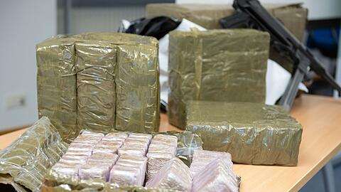 Im Kühlschrank eines mutmaßlichen Drogenschmugglers finden Zollbeamte Haschisch - getarnt als Dubai-Schokolade. (Symbolbild)