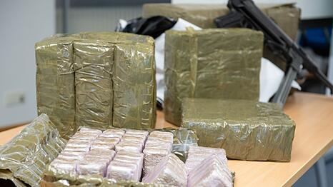 Im Kühlschrank eines mutmaßlichen Drogenschmugglers finden Zollbeamte Haschisch - getarnt als Dubai-Schokolade. (Symbolbild)