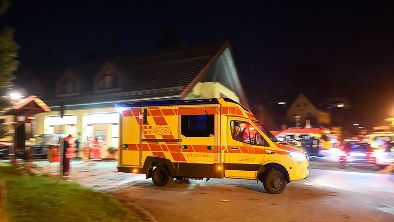 Für die Einsatzkräfte war die Lage in der Dunkelheit unübersichtlich. Für die Einsatzkräfte war die Lage in der Dunkelheit unübersichtlich.