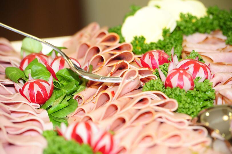 Ein vegetarischer Lebensstil hat viele Vorteile, wirklich entscheidend f&uuml;r die Gesundheit ist allerdings der Verzicht auf Wurst: Diese wurde von der Weltgesundheitsorganisation (WHO) n&auml;mlich als krebserregend eingestuft. Das Gleiche gilt f&uuml;r Schinken. Grund daf&uuml;r sind die in verarbeiteten Wurstwaren und fertigen Produkten aus rotem Fleisch enthaltenen chemischen Konservierungsmittel. Diese sind ungesund und steigern das Darmkrebsrisiko.