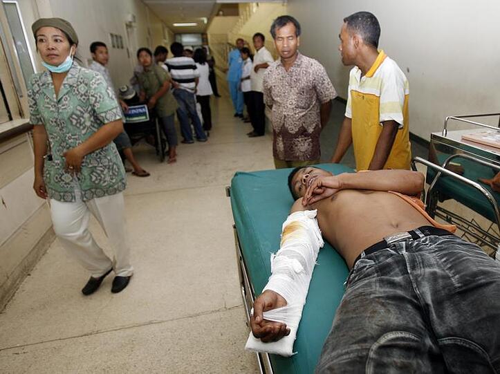 Verletzte des Erdbebens auf Bali werden versorgt.