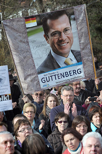 Im oberfränkischen Guttenberg haben sich etwa 2000 Guttenberg Befürworter vereint.