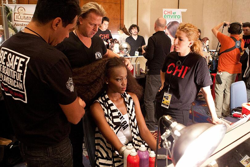 Umringt von Stylisten: Miss Aruba 2011, Gillain Berry, lässt sich schick machen.