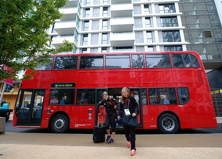 Bei den Bürgern Londons sorgen die &bdquo;Olympic Lanes&ldquo; für Ärger, die Athleten kommen auf den für Olympia-Fahrzeuge reservierten Fahrspuren schneller vorwärts als alle anderen, die in dicken Staus stehen. Bier wird für die Pubs deshalb mitten in der Nacht ausgeliefert. Eines aber müssen auch die Athleten über sich ergehen lassen: Die Security-Checks der britischen Armee. Gesichtskontrolle und Busbegehung vor dem Einsteigen in die berühmten Doppeldecker-Busse. Und: Körperscanner vor dem Dorf-Eingang.