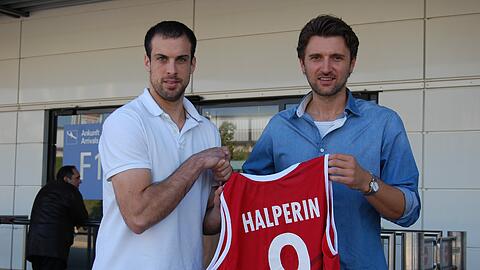 Sportdirektor Marko Pesic überreicht Yotam Halperin sein Trikot mit der Nummer neun.