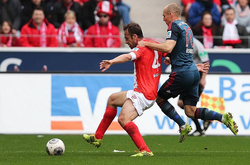 Arjen Robben: Note 4. Spiel eins nach der Zukunftssicherung (neuer Vertrag bis 2017). Vergab seine beste Chance nach typischem Robben-Move von links nach innen (62.). Sonst eher mau.