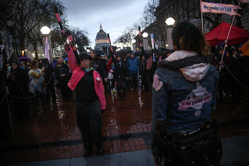 Mitglieder der "The Degenderettes", einer Feministischen Vereinigung, heben ihre Baseballschläger bei einer Demonstration gegen den US-Präsidenten Donald Trump in San Francisco.