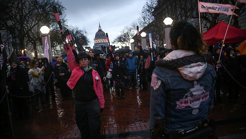 Mitglieder der "The Degenderettes", einer Feministischen Vereinigung, heben ihre Baseballschläger bei einer Demonstration gegen den US-Präsidenten Donald Trump in San Francisco. Mitglieder der "The Degenderettes", einer Feministischen Vereinigung, heben ihre Baseballschläger bei einer Demonstration gegen den US-Präsidenten Donald Trump in San Francisco.