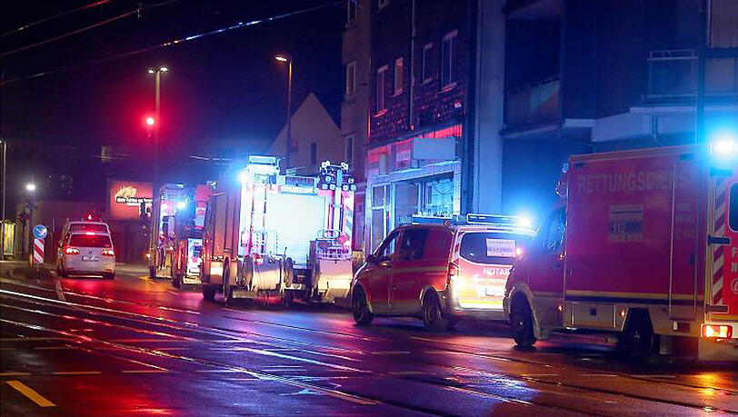 Die Stadt rief alle Bewohner innerhalb des Gefahrenbereichs im Stadtteil Rath auf, ihre Häuser zu verlassen. Die Stadt rief alle Bewohner innerhalb des Gefahrenbereichs im Stadtteil Rath auf, ihre Häuser zu verlassen.